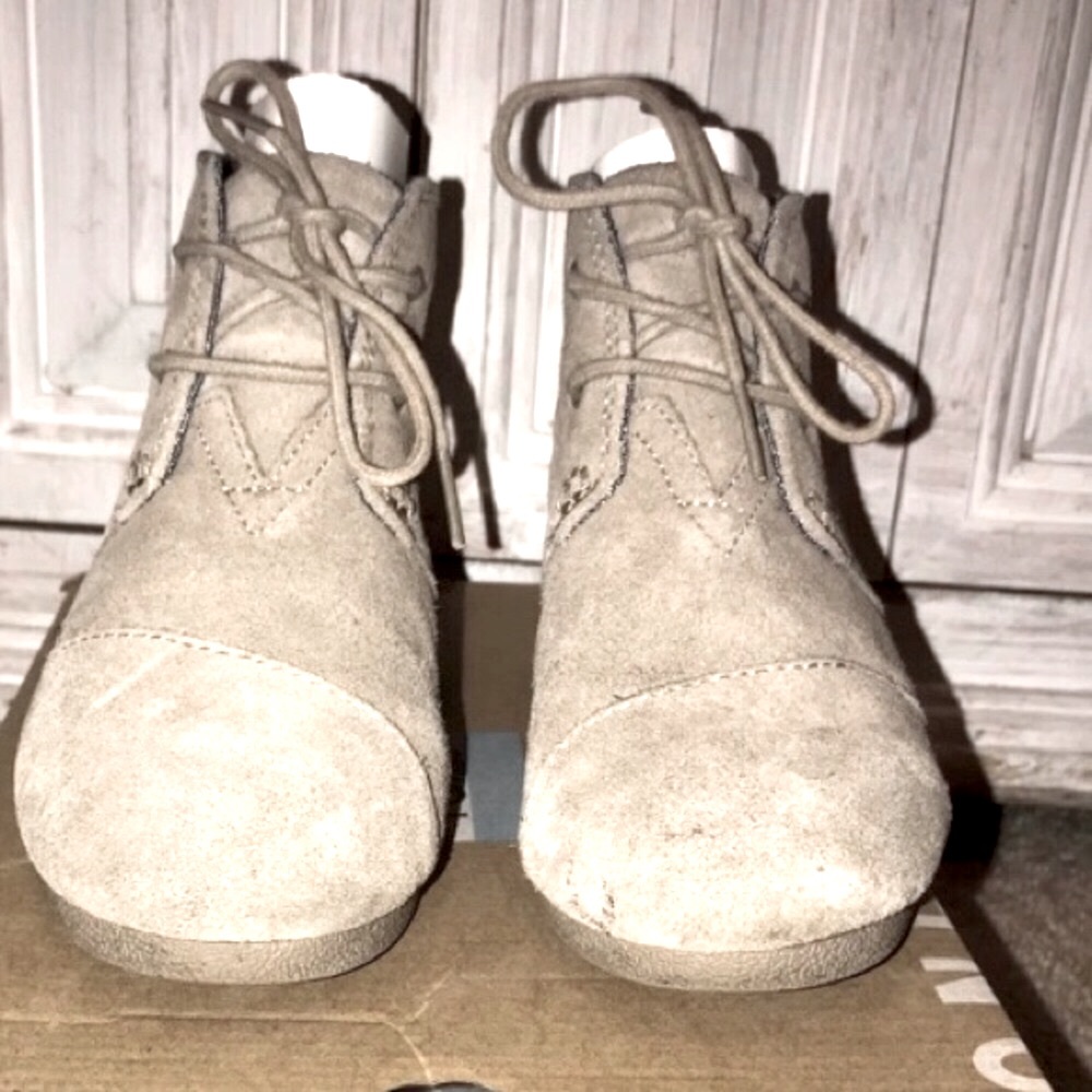 Toms suede Wedge Shoe Bootie 4 Youth fit adult 6.5